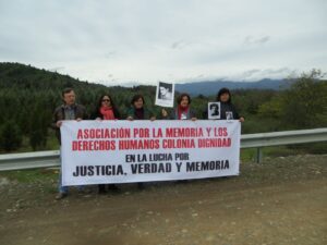 Integrantes de la Asociación Colonia Dignidad realizan manifestación en el Río Perquilauquen.