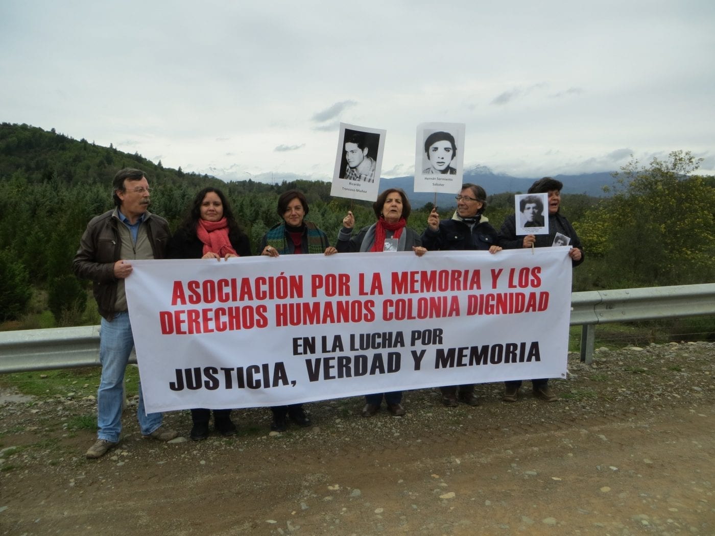 Familiares de detenidos desaparecidos se encadenan en Colonia Dignidad