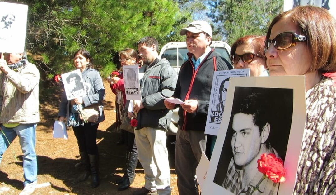 Realizan emotivo homenaje a los caídos en Colonia Dignidad en la fosa donde fueron enterrados