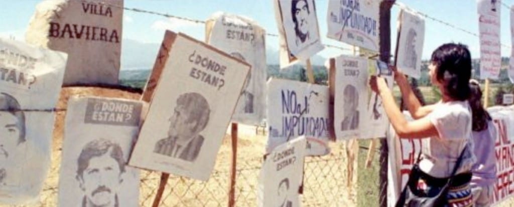 Manifestación de familiares de prisioneros políticos de Colonia Dignidad en los 90